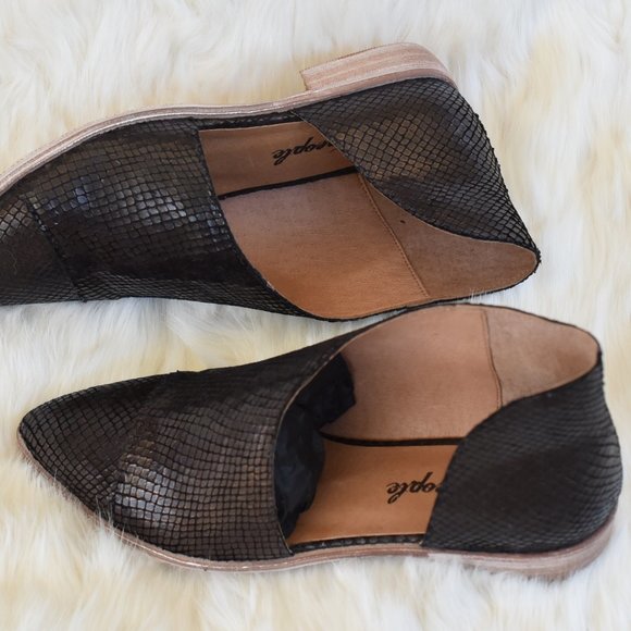 Free People Shoes - NEW! Free people textured royale flat sandal shoes